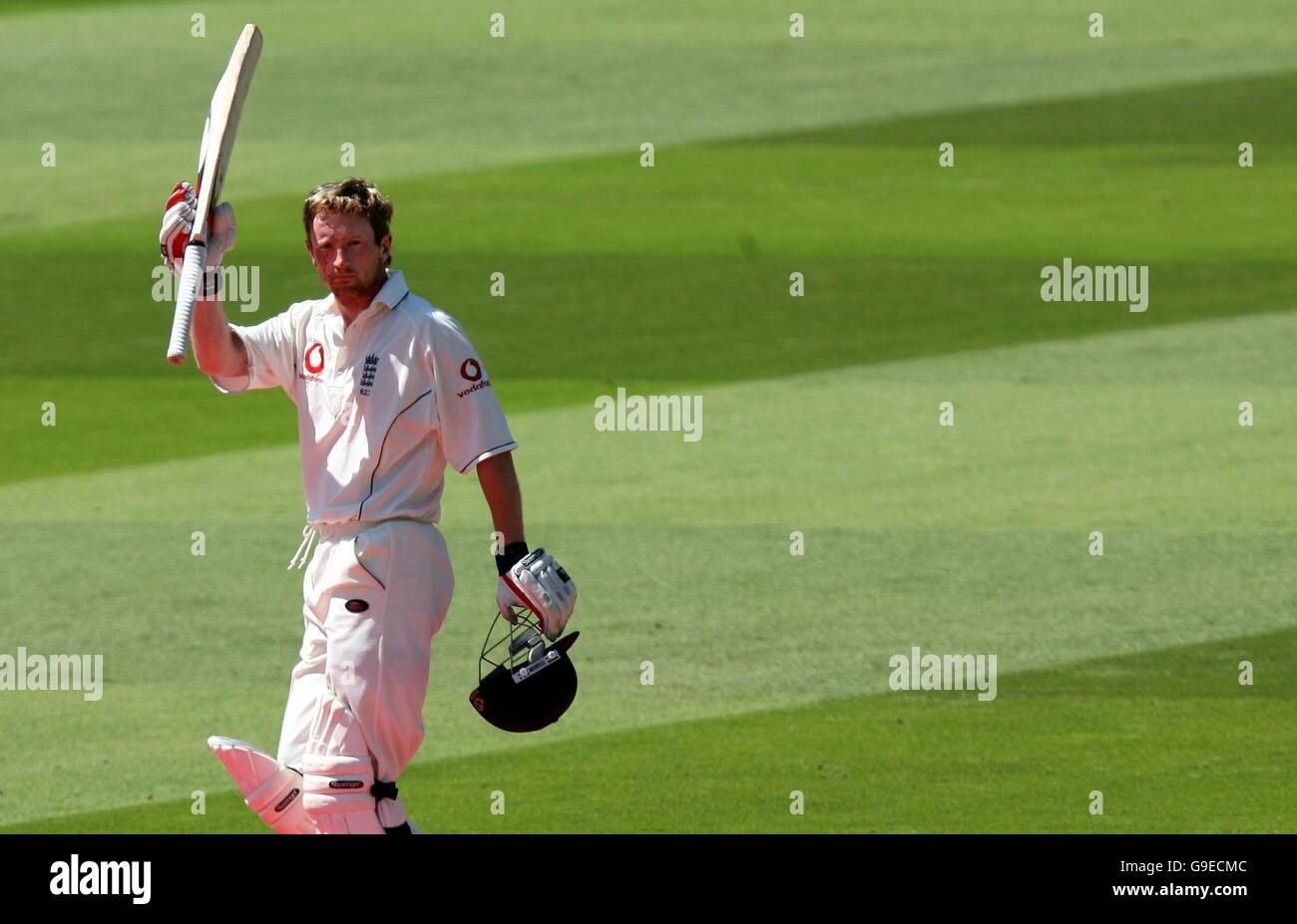 Paul Collingwood dell'Inghilterra riconosce la folla dopo i suoi inning di 186 corse durante il secondo giorno della prima partita di prova di npower al campo di cricket di Lord, Londra. Foto Stock