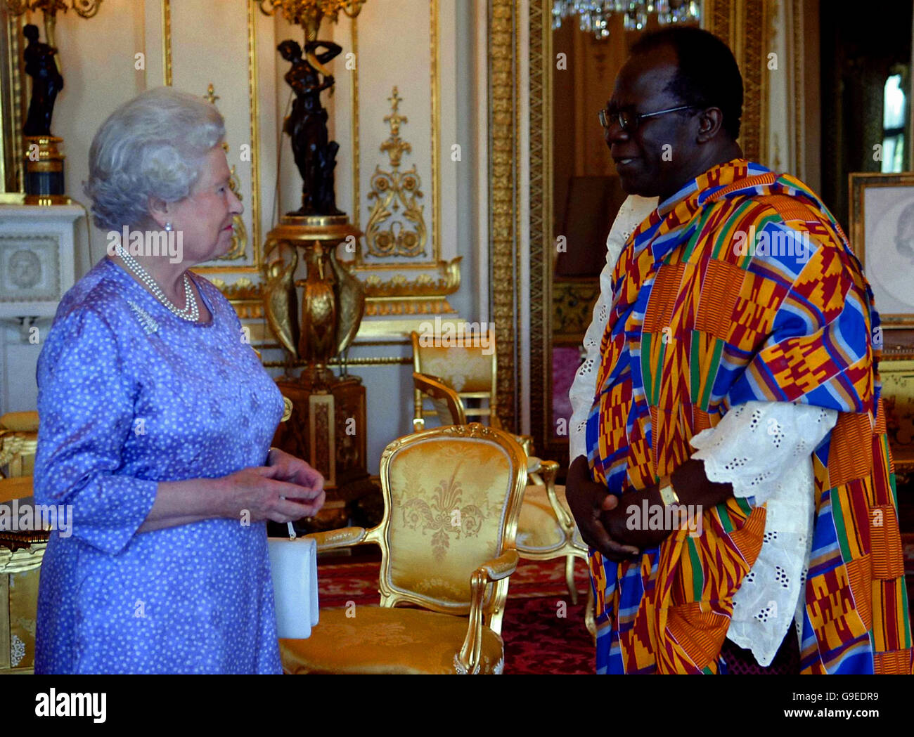 La Gran Bretagna è la Regina Elisabetta II riceve a Sua Eccellenza il Signor Alto Commissario per il Ghana il Segretario generale Kofi Annan Arkyin Cato a Buckingham Palace. Foto Stock