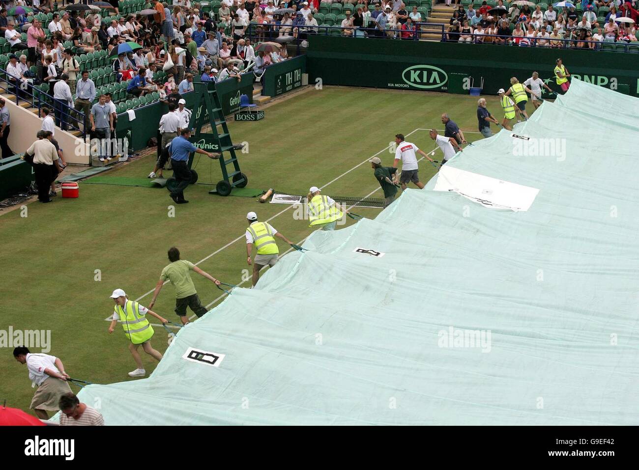 Tennis - Coppa Davis - Devonshire Park - Eastbourne - giorno due. La pioggia ferma il gioco durante la Gran Bretagna Davis Cup raddoppia la partita contro Israele al Devonshire Park, Eastbourne. Foto Stock