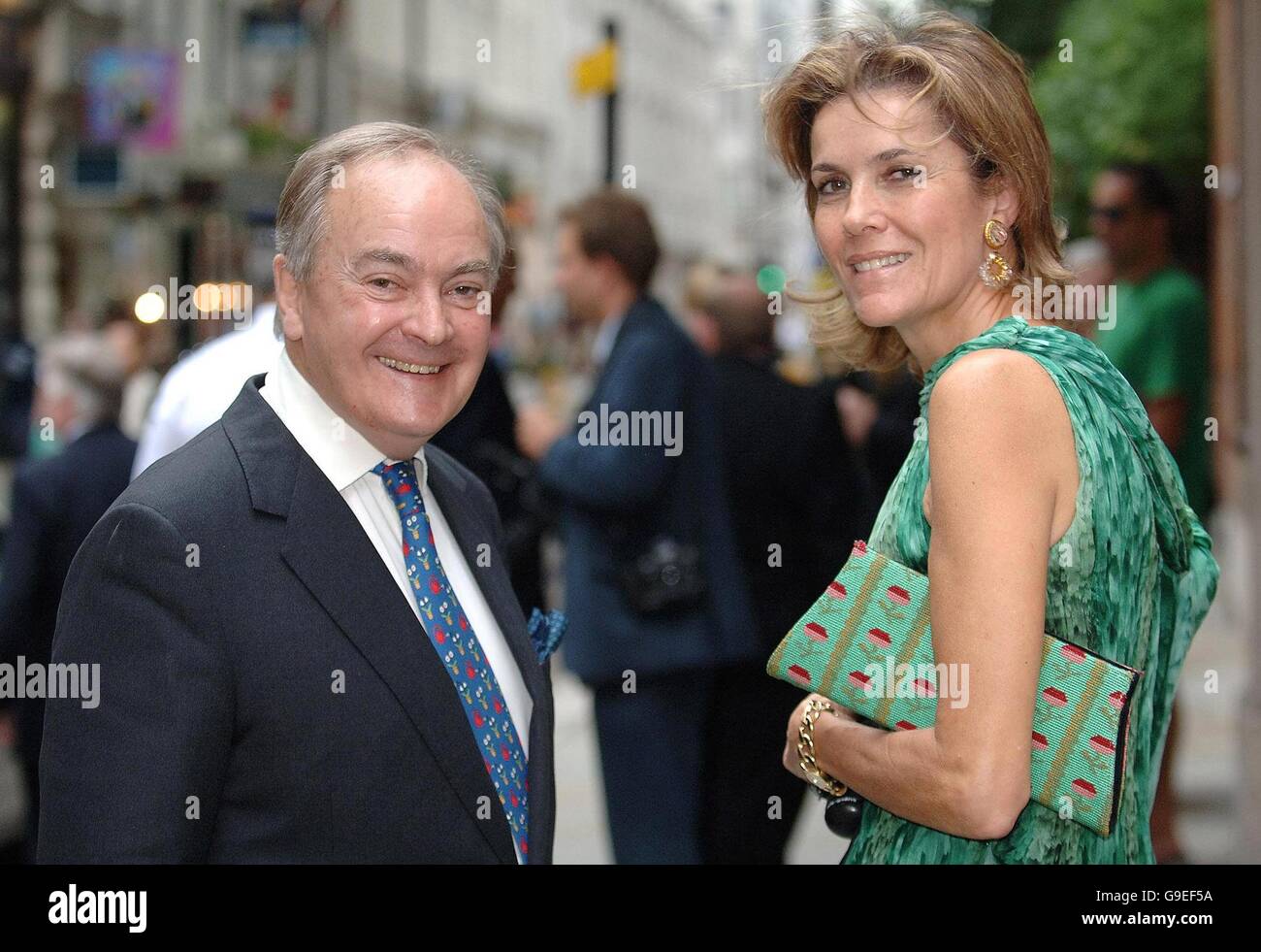 Lord and Lady Palumbo lascia la benedizione di Adam Bolton e Anji Hunter alla chiesa di St James nel centro di Londra. Foto Stock