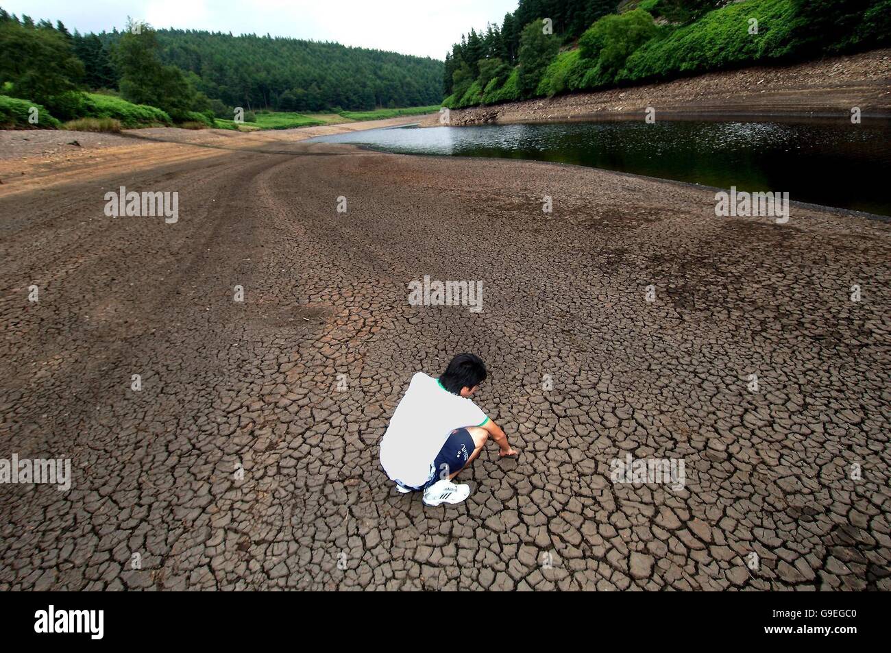 Mentre la lunga estate calda continua, serbatoi come Howden Reservoir, in cima alla Derwent Valley, iniziano a mostrare le crepe. Foto Stock