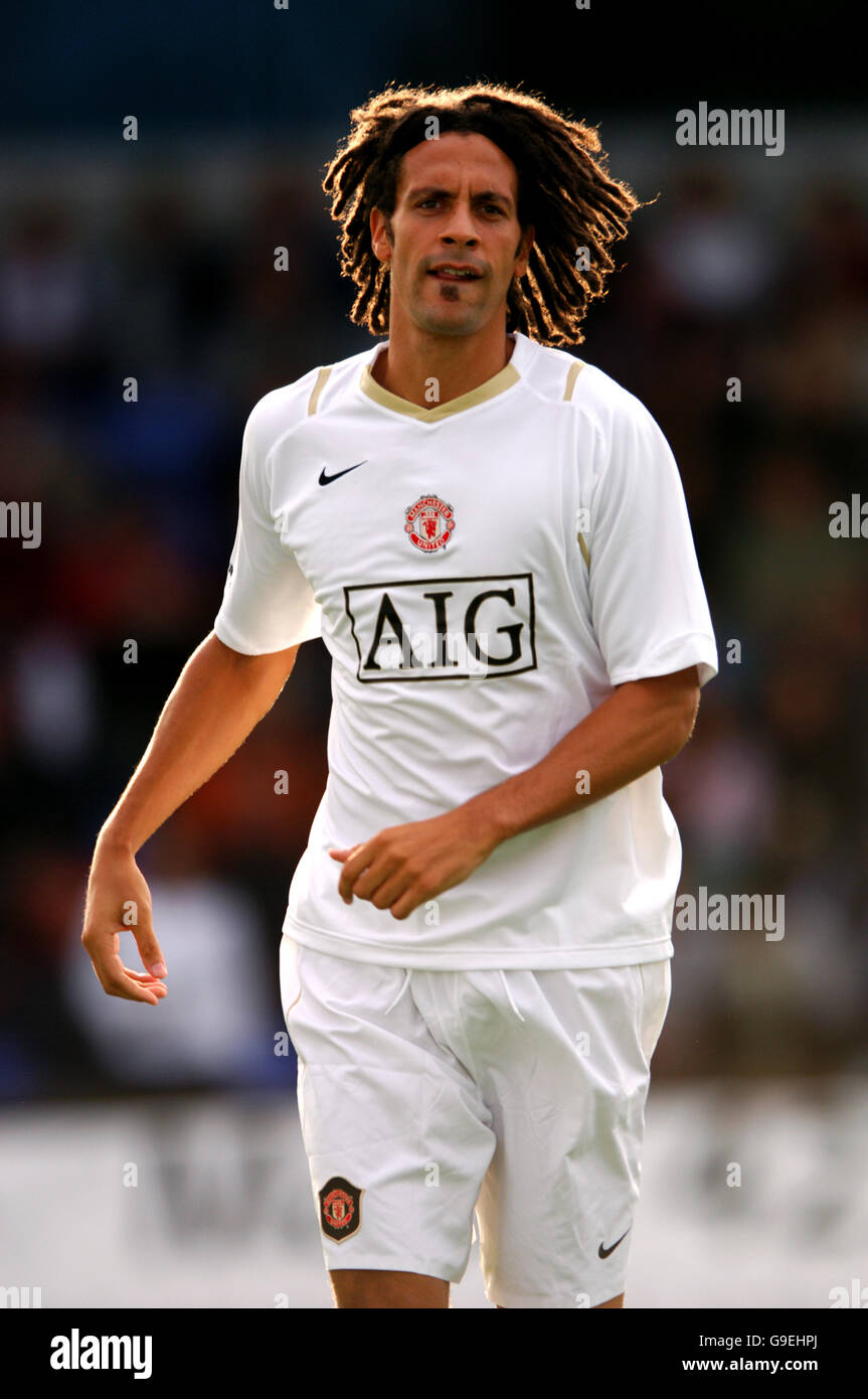 Calcio - amichevole - Macclesfield Town v Manchester United - Moss Rose. Rio Ferdinand, Manchester United Foto Stock