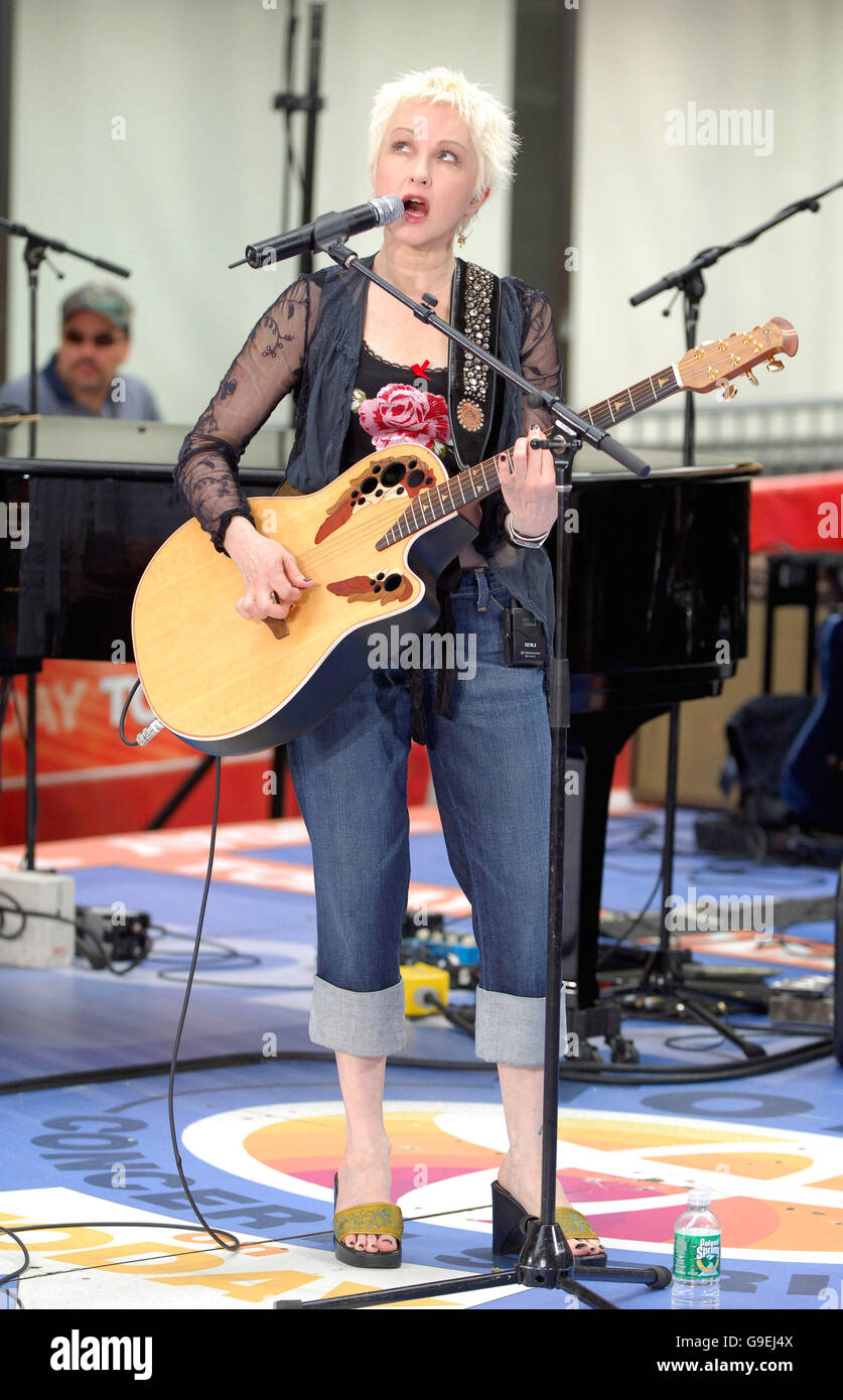 Il cantante Cyndi Lauper si esibisce nella Today Show Toyota Concert Series della NBC tenutasi al Rockefeller Plaza di New York. Data: Venerdì 4 agosto 200. Foto di Gregorio Binuya/ABACA/EMPICS Entertainment Foto Stock