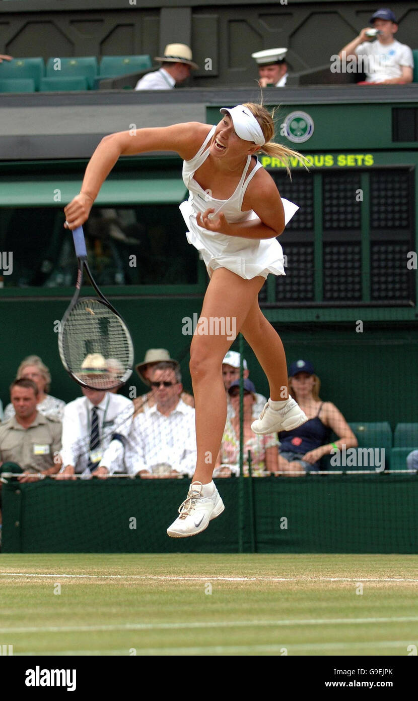 Maria Sharapova della Russia in azione contro Elena Dementieva della Russia durante la partita finale del quarto dell'All England Lawn Tennis Championships a Wimbledon. Foto Stock