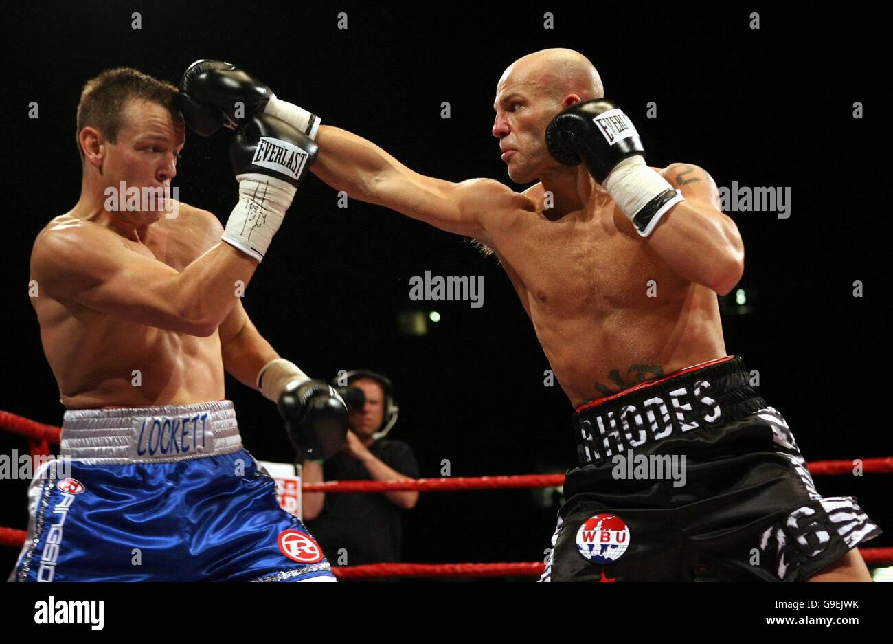 Ryan Rhodes (a destra) spara un pugno a Gary Lockett durante il Campionato Mondiale di Middleweight WBU al Millennium Stadium di Cardiff. Foto Stock