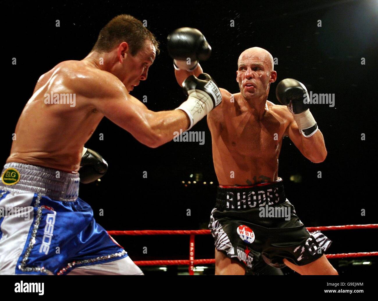 Ryan Rhodes (a destra) spara un pugno a Gary Lockett durante il Campionato Mondiale di Middleweight WBU al Millennium Stadium di Cardiff. Foto Stock