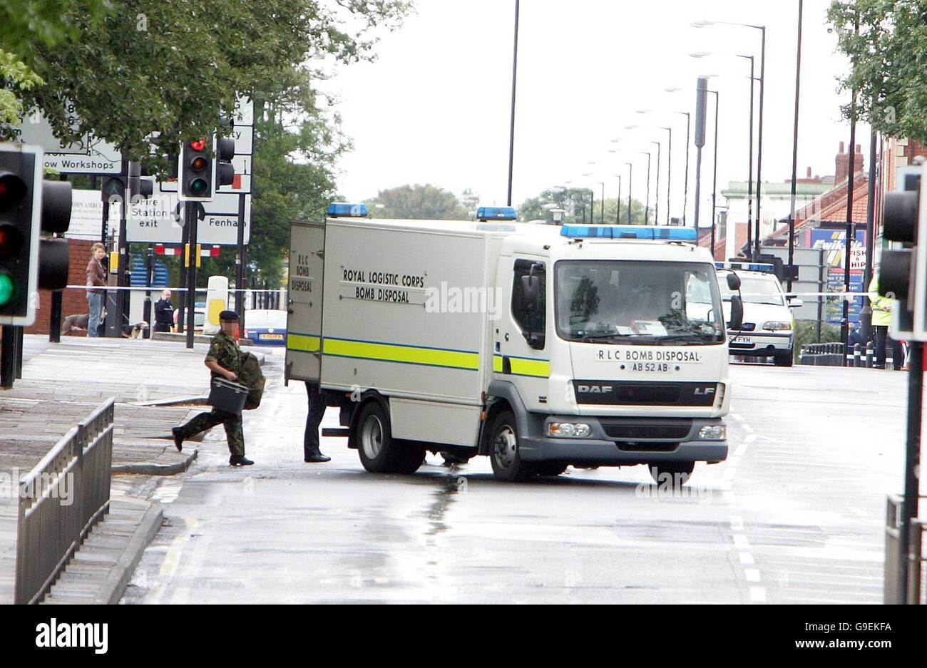 Un team di smaltimento delle bombe dell'esercito vicino alla stazione di polizia di Westgate Road a Newcastle. Foto Stock