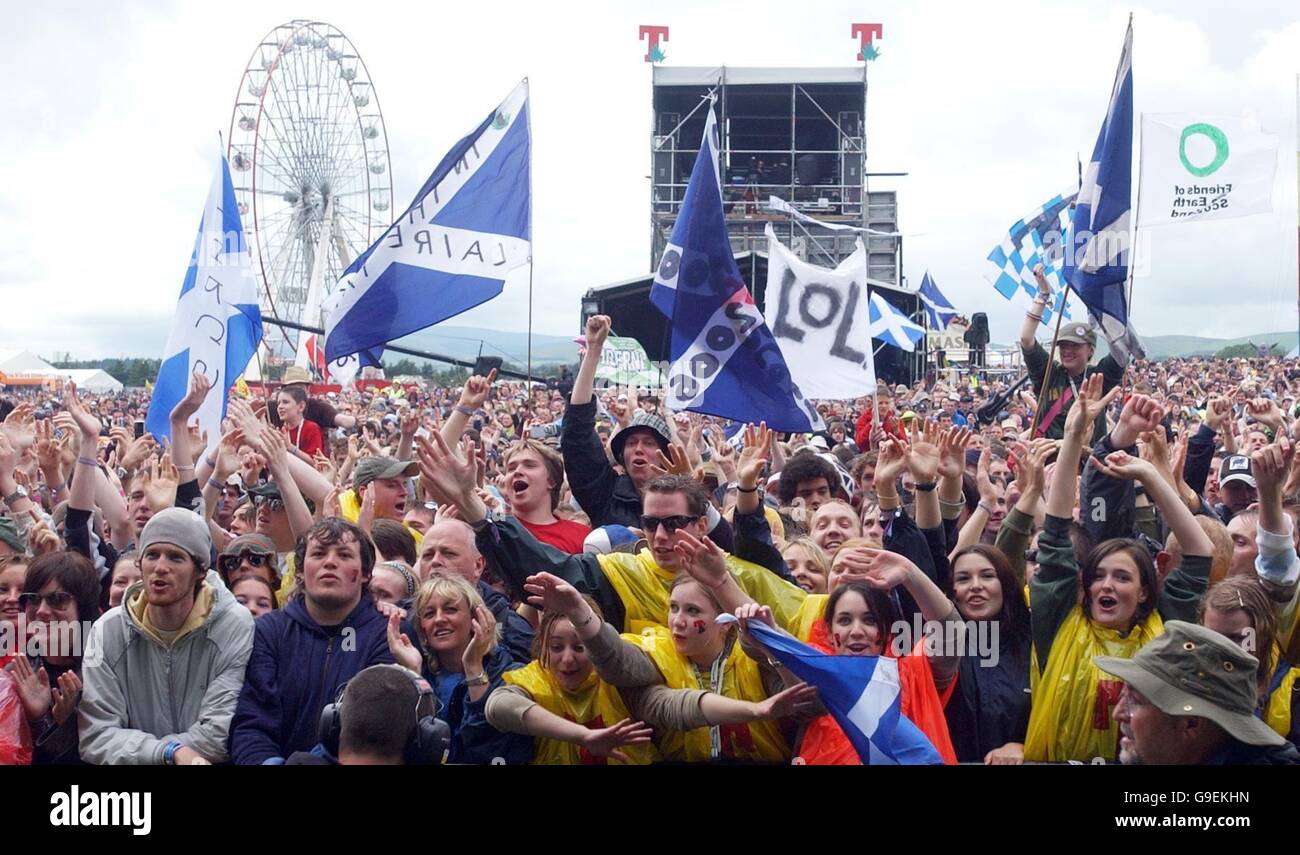 Appassionati di godere band scozzese annunciatori suonare sul palco principale al T nel Parco music festival di Balado, Scozia. Foto Stock