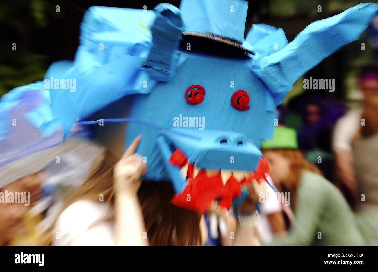 I draghi cinesi si esibiscono presso la GDST/HSBC Summer School, un evento unico per studenti di 6th Form dal Regno Unito e scuole superiori in Cina per sviluppare le loro capacità creative, di leadership e di lavoro di squadra, presso la Nottingham University. Foto Stock