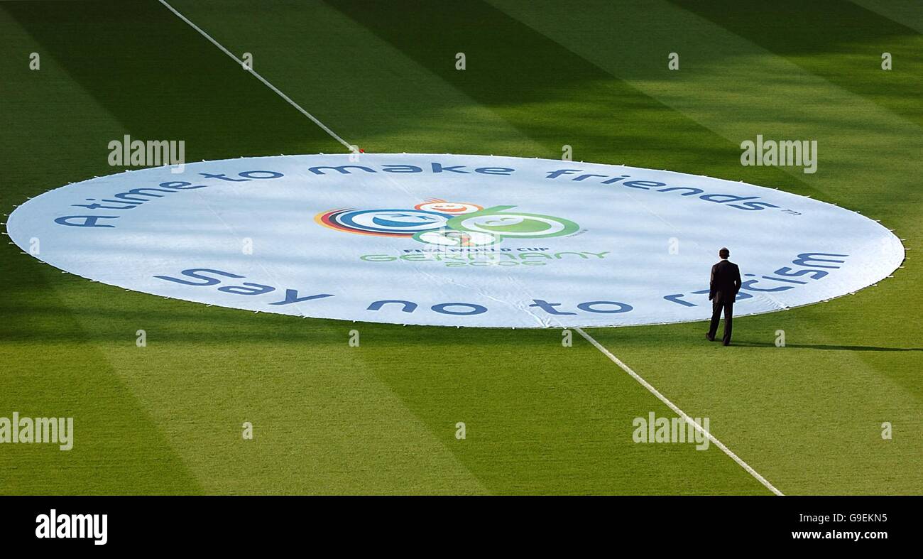 Calcio - Coppa del mondo FIFA Germania 2006 - finale - Italia v Francia - Olympiastadion - Berlino. Un momento per fare amicizia - dire no al razzismo Foto Stock