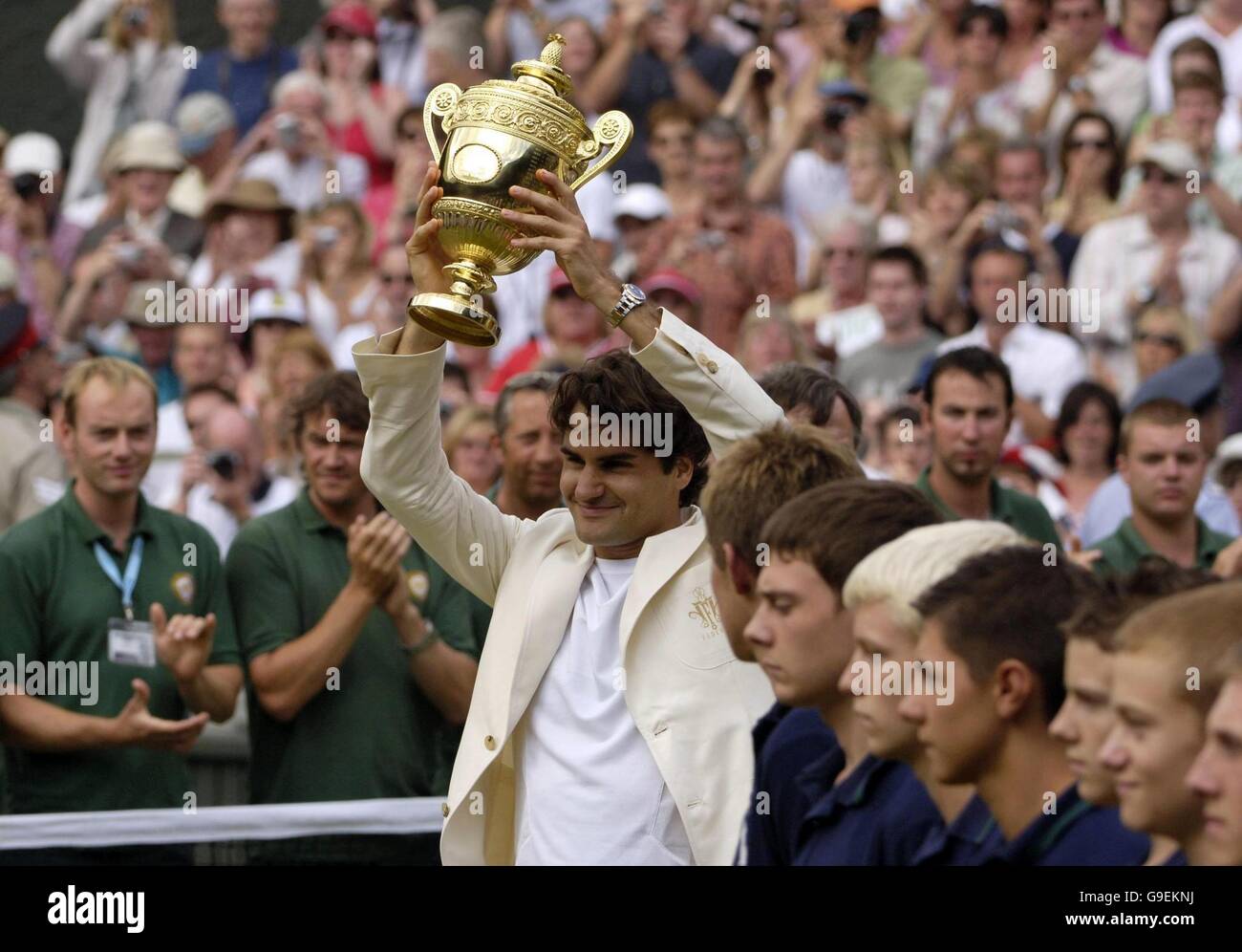 Roger Federer, in Svizzera, detiene il trofeo dopo aver sconfitto il spagnolo Rafael Nadal durante l'All England Lawn Tennis Championships a Wimbledon. Foto Stock