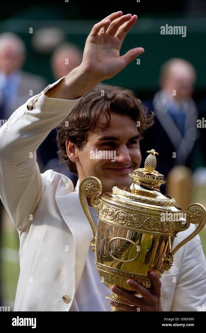 Roger Federer in Svizzera detiene il trofeo dopo aver sconfitto Rafael Nadal in Spagna durante l'All England Lawn Tennis Championships di Wimbledon. Foto Stock