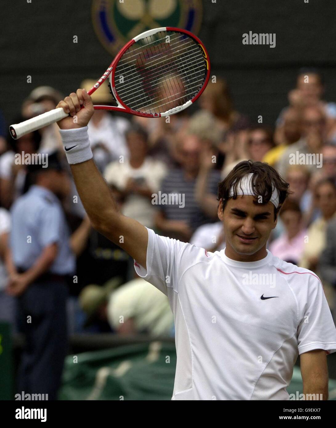 Roger Federer, in Svizzera, celebra la sconfitta di Rafael Nadal in Spagna durante i Campionati di tennis all England Lawn a Wimbledon. Foto Stock