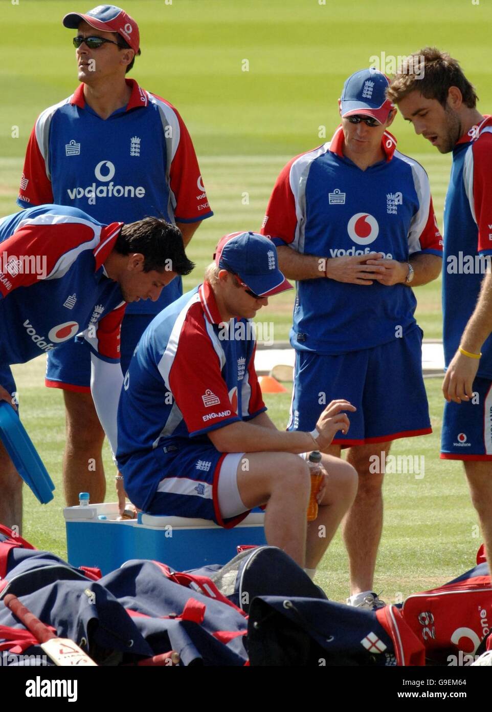 Matthew Hoggard dell'Inghilterra guarda una mano durante una sessione di allenamento delle reti al Lord's Cricket Ground, St John's Wood, Londra. Foto Stock