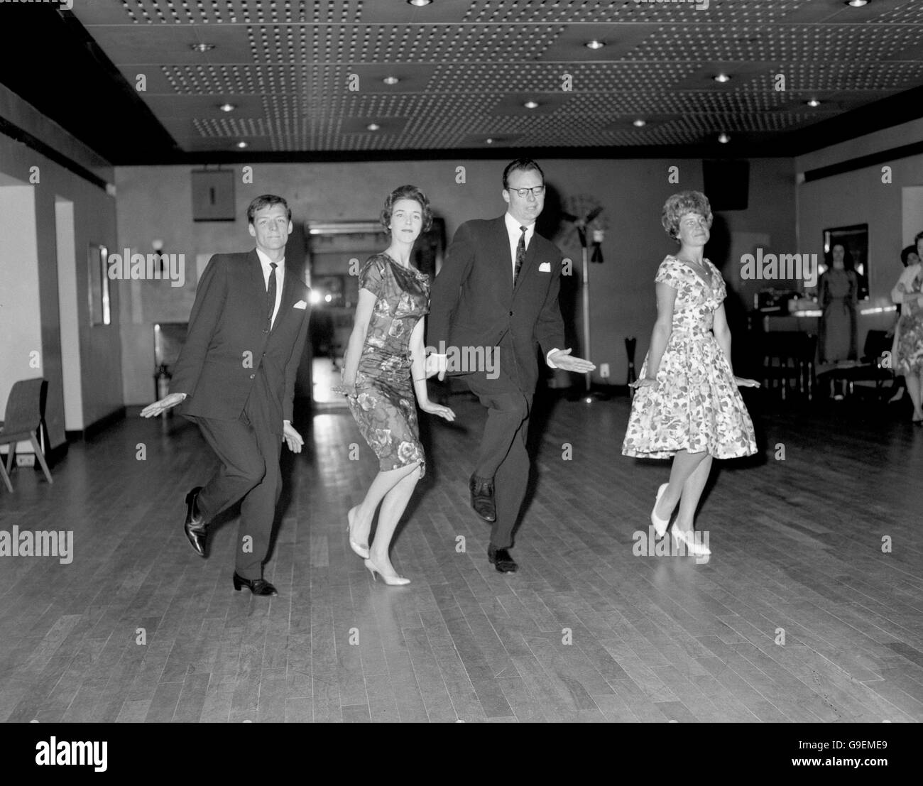 Due coppie mostrano le loro mosse all'Arthur Murray Scuola di Danza Foto Stock