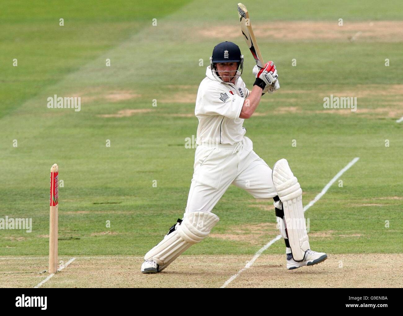 Paul Collingwood dell'Inghilterra raggiunge le sue 50 corse durante il primo giorno del primo incontro di prova di npower contro il Pakistan al campo di cricket di Lord, Londra. Foto Stock