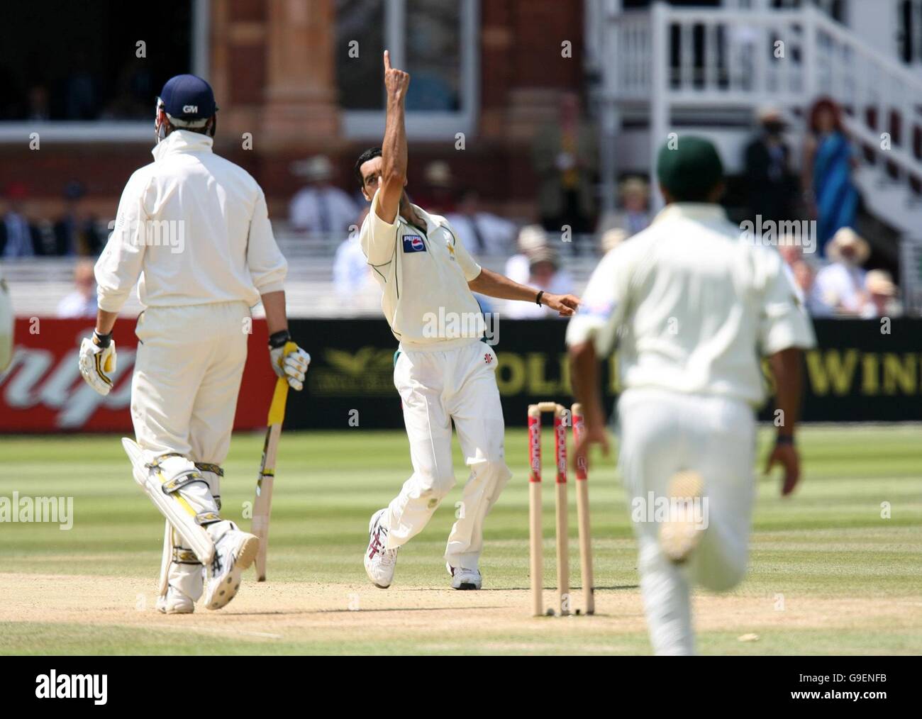 L'Umar Gul del Pakistan celebra il bowling Marcus Trescoshick dell'Inghilterra per il 18 durante il quarto giorno della prima partita di prova npower al campo di cricket di Lord, Londra. Foto Stock