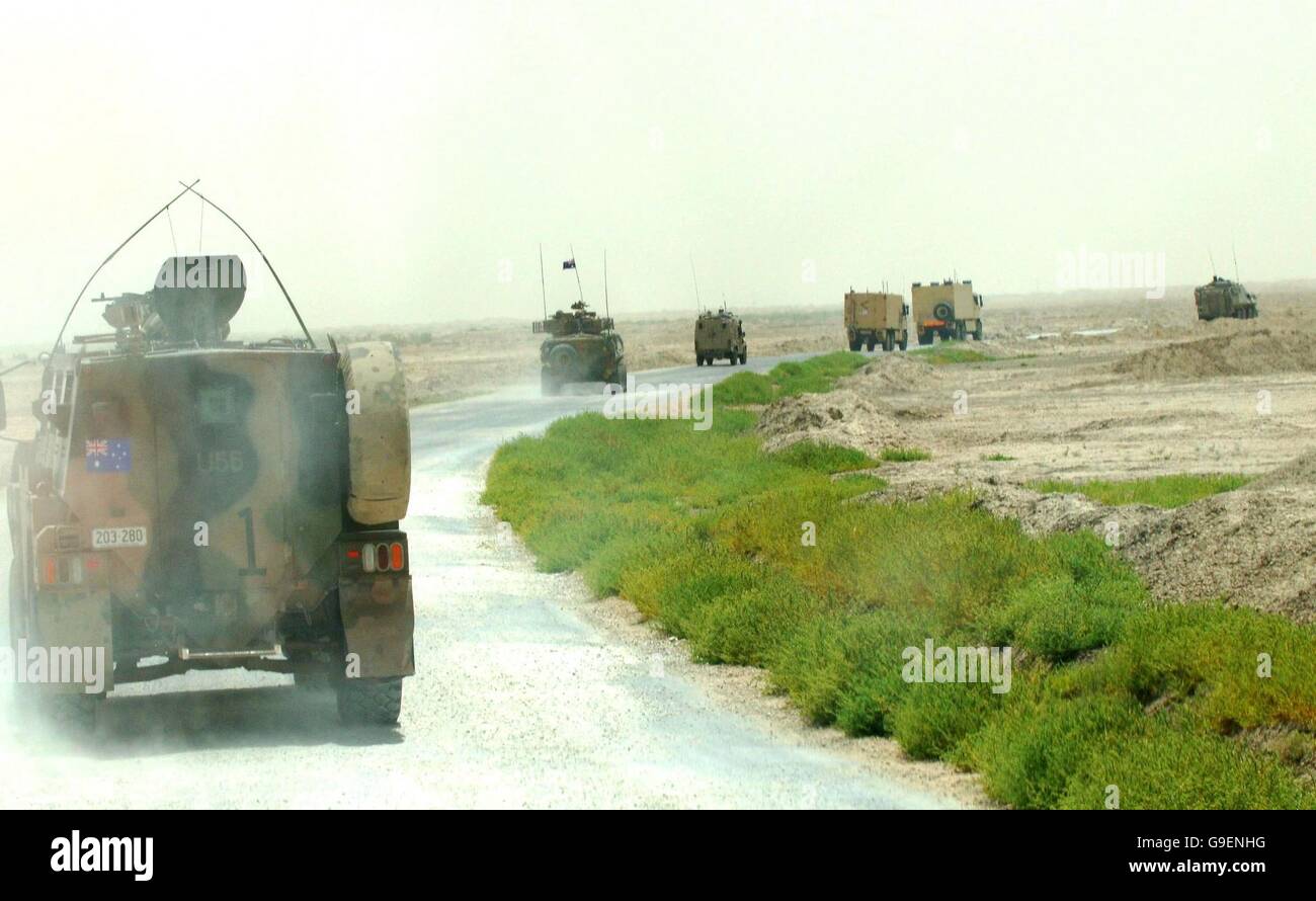 Un australiano e il convoglio inglese torna a Camp Smitty di Bassora, in Iraq. Foto Stock