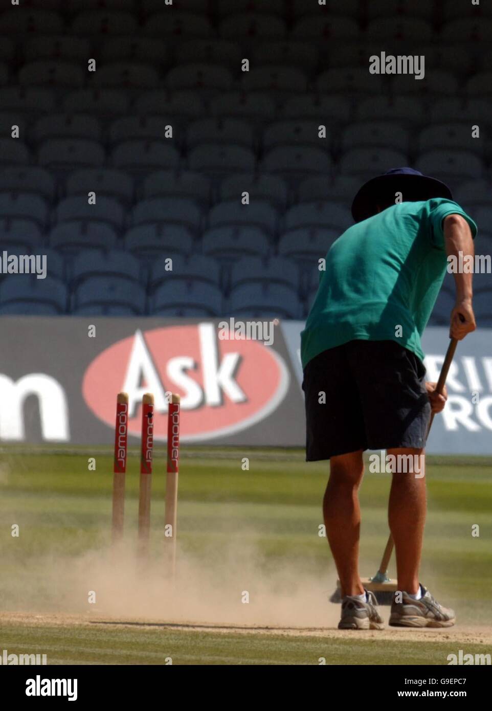 Groundstaff si prende cura del wicket secco durante il pranzo mentre la tempatura colpisce 90 gradi durante il quinto giorno della prima partita di prova di npower al campo di cricket di Lord, Londra. Foto Stock