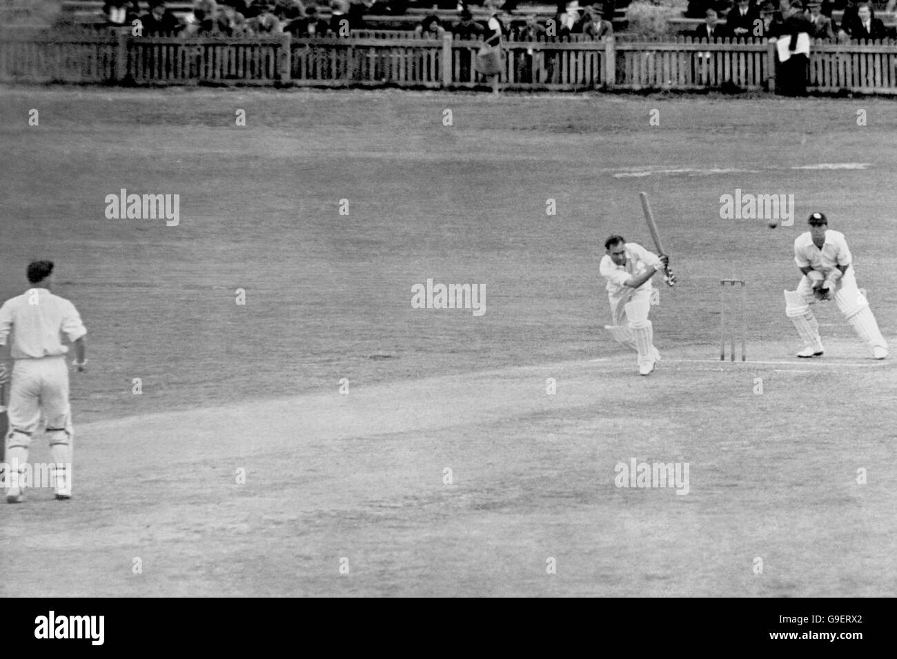 David Watt dell'Australia occidentale (seconda r) Flicks la palla attraverso le coperture come godfrey wicketkeeper inglese Evans (r) guarda Foto Stock