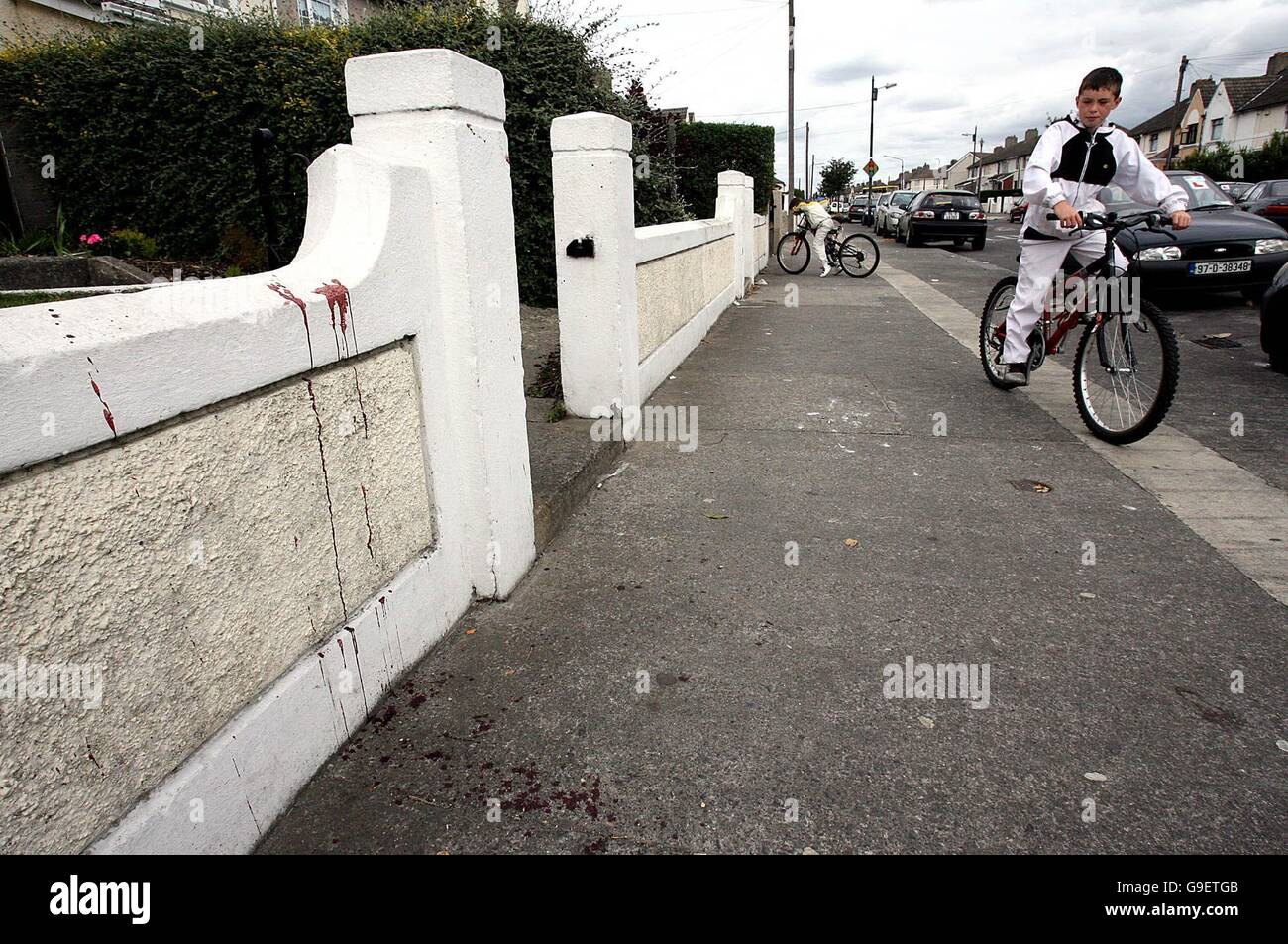 Macchie di sangue sul muro di una casa in Cashel Road nella parte ovest di Dublino, dove un uomo è stato rubato quattro volte al mattino presto. Foto Stock