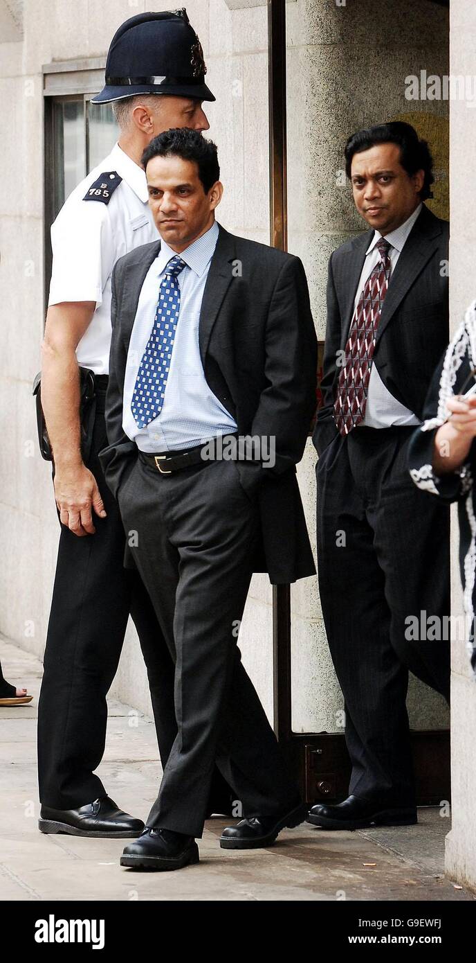 Roque Fernandes, 45 (sinistra) di de Havilland Road, Edgware e Dominic Martins, 45 Du Cros Drive, Stanmore, cammina libera dall'Old Bailey dopo essere stato trovato innocente di un presunto complotto per alimentare i terroristi con materiale radioattivo che potrebbe essere utilizzato in bombe. Foto Stock