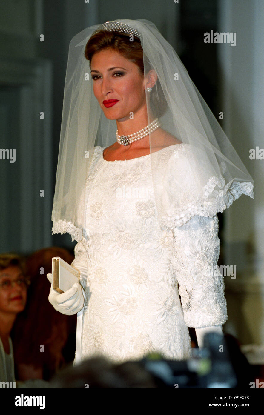 Paula Hamilton. Modellare un abito da sposa in pizzo, ricamato con perle di semi su crepe di seta crema. Foto Stock