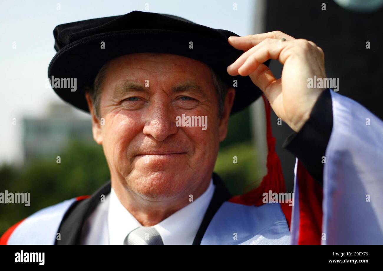 Attore John Nettles che ha ricevuto il grado onorario di Dottore dell'università dall'università di Southampton. Foto Stock