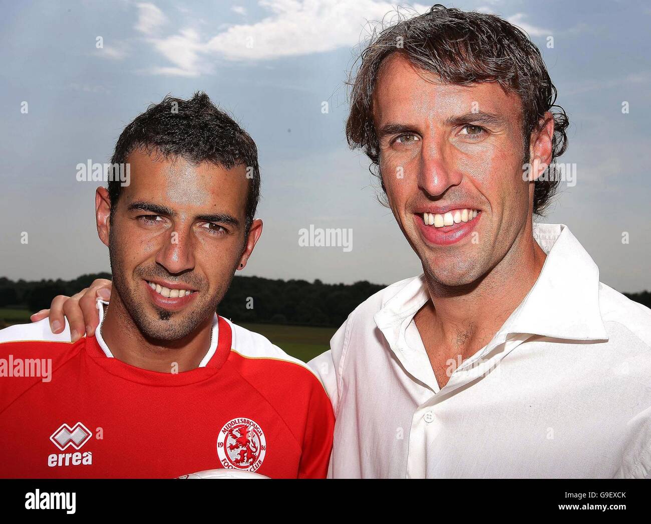 La nuova firma di Middlesbrough Julio Arca (a sinistra) con il manager Gareth Southgate durante una fotocellula al campo di allenamento del club a Hurworth. Foto Stock