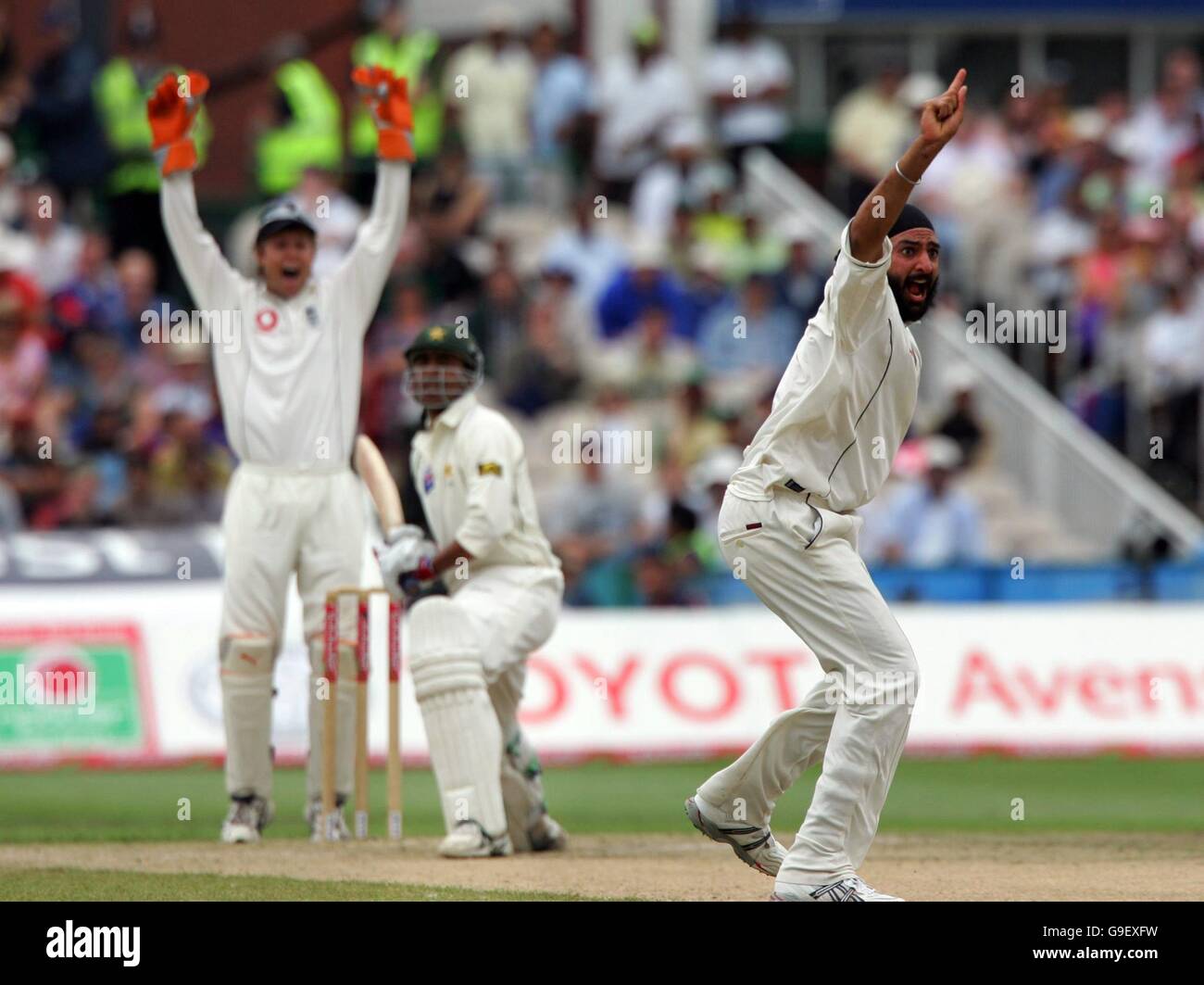 Il monty Panesar inglese (a destra) si rivolge all'umpire e ottiene LBW contro il Pakistan batsman Younis Khan durante la terza giornata della seconda prova di potenza a Old Trafford, Manchester. Foto Stock