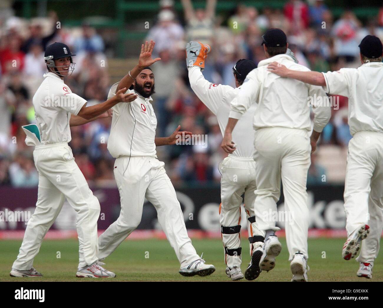 Monty Panesar, in Inghilterra, festeggia il lancio del picchetto pakistano Faisal Iqbal durante il terzo giorno della seconda partita di test npower a Old Trafford, Manchester. Foto Stock