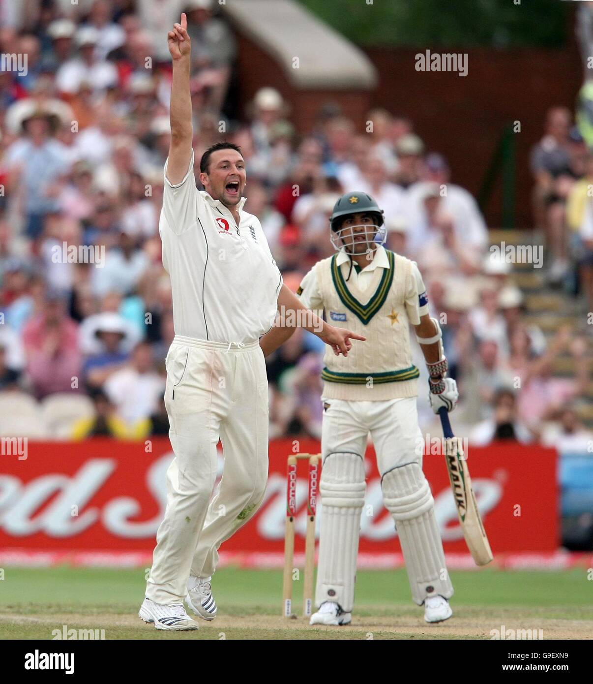 Il successore inglese Steve Harmison si appella per il cazzo dell'Umar Gul del Pakistan durante il terzo giorno del secondo incontro di prova di potenza a Old Trafford, Manchester. Foto Stock