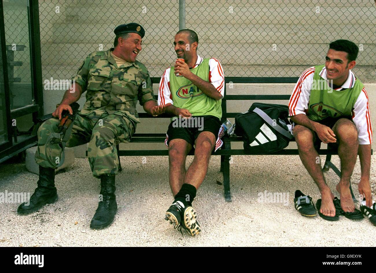 Un soldato libanese condivide una battuta con Sabah j Khalaf dell'Iraq nel loro campo di addestramento a Jounieh, Libano, prima della loro partita di apertura contro la Thailandia nel Gruppo A del torneo Asia 2000 Foto Stock