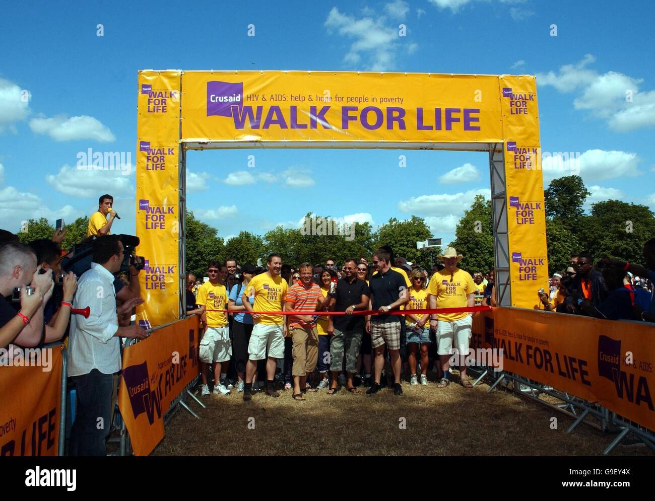 La star della TV Graham Norton (al centro) inizia a 'camminare per la vita' in Europa Il più grande fondo per l'HIV e l'AIDS a Hyde Park A Londra Foto Stock