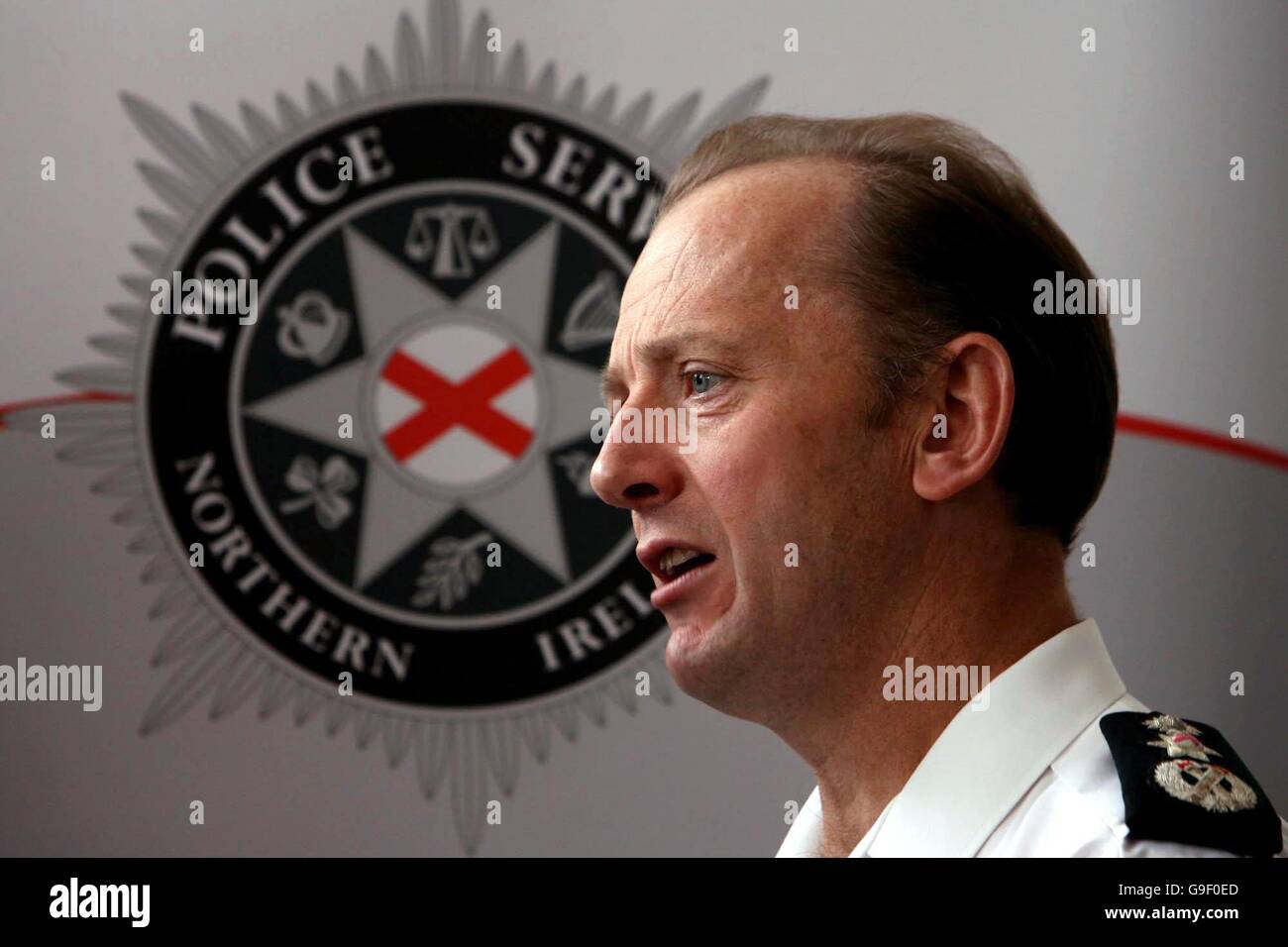 Sir Hugh Orde, capo del Servizio di polizia dell'Irlanda del Nord (PSNI), annuncia piani per formare 250 investigatori finanziari in tutto il Regno Unito per identificare e cogliere la ricchezza illegale. Foto Stock