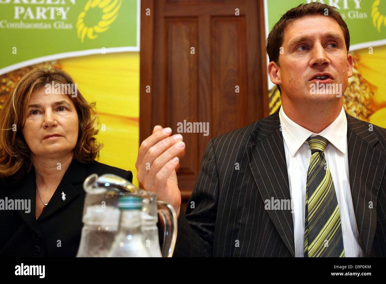 Elizabeth Davidson e Eamon Ryan parlano con i media durante una conferenza stampa al Buswell's Hotel di Dublino per lanciare la politica delle piccole imprese del Green Party. Foto Stock