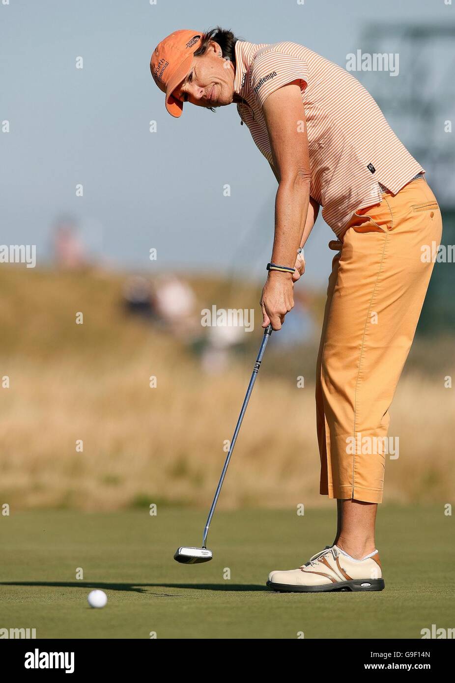 Juli Inkster putt's sul 15 ° verde durante il primo round del Weetabix Women's British Open a Royal Lytham e St Annes, Lancashire. Foto Stock