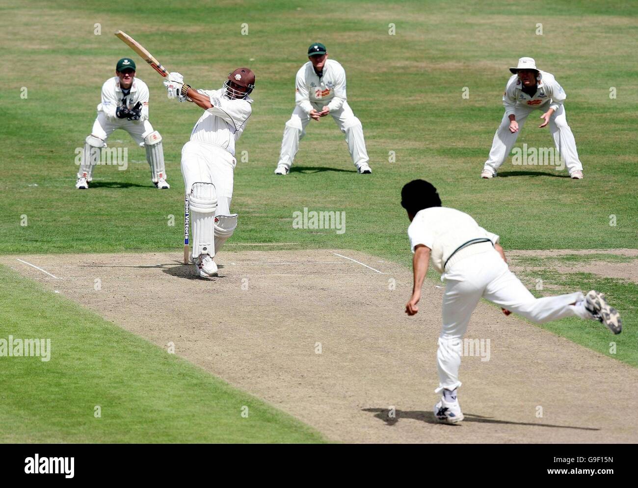 Scott Newman del Surrey unca una consegna da Zaheer Khan del Worcestershire durante i suoi innings di 64 durante la partita della seconda divisione del campionato della contea di Liverpool Victoria al terreno della contea, Worcester. Foto Stock