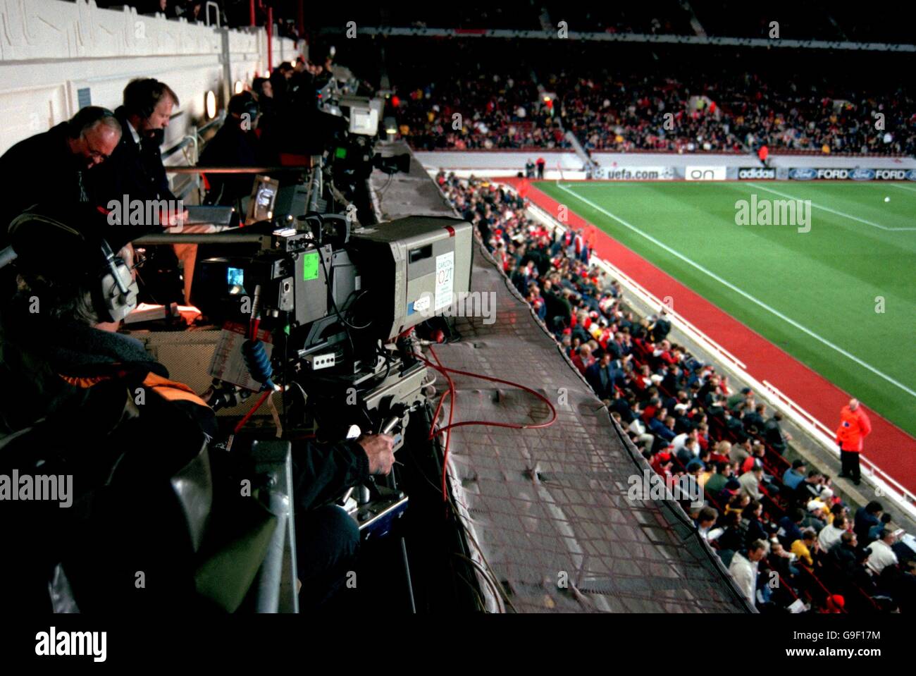 Calcio - UEFA Champions League - Gruppo B - Arsenal / Sparta Praga. Il cameramen della televisione filma l'azione ad Highbury Foto Stock