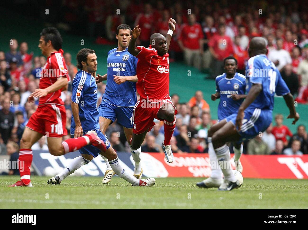 Momo Sissoko di Liverpool cerca di trovare un modo per attraversare la difesa di Chelsea durante il fa Community Shield al Millennium Stadium di Cardiff. Foto Stock