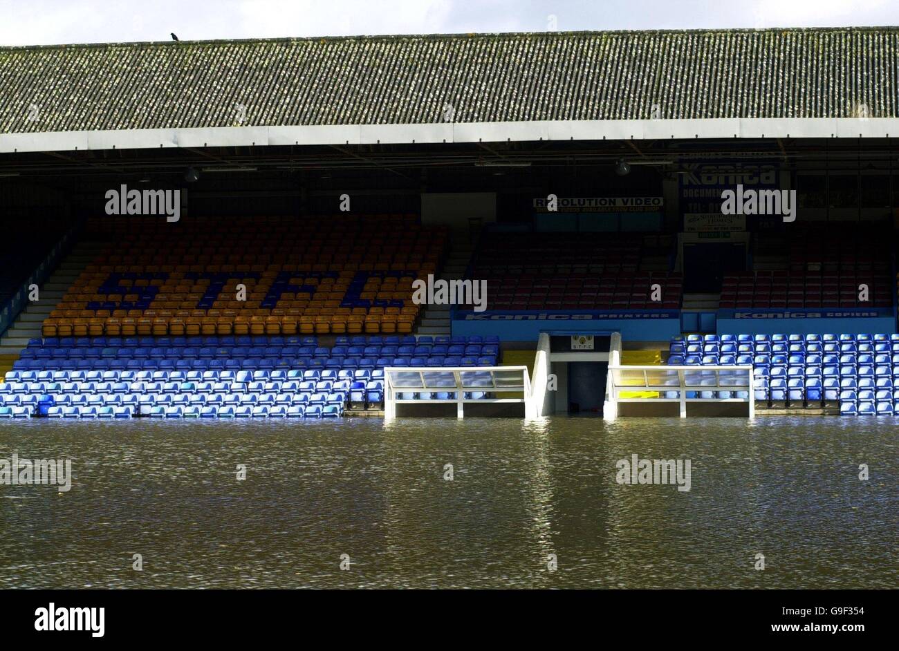 Gay Meadow, sede del Shrewsbury Town Football Club allagato dal fiume Severn nello Shropshire Foto Stock