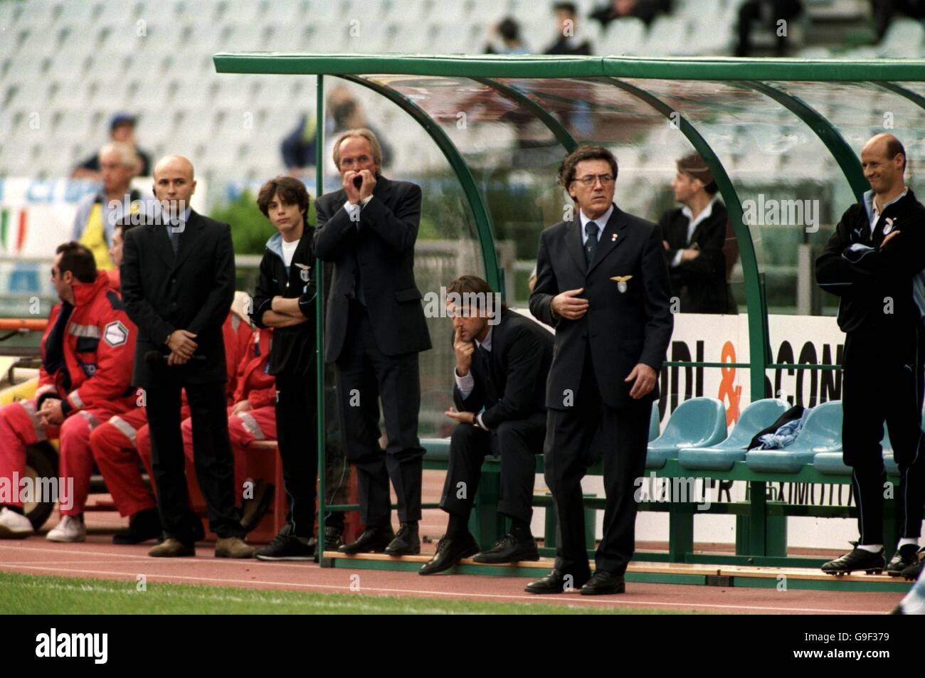 Calcio italiano ... Lazio / Brescia. Il manager del New England Sven Goran Eriksson riceve il suo messaggio durante la partita laziale contro Brescia Foto Stock