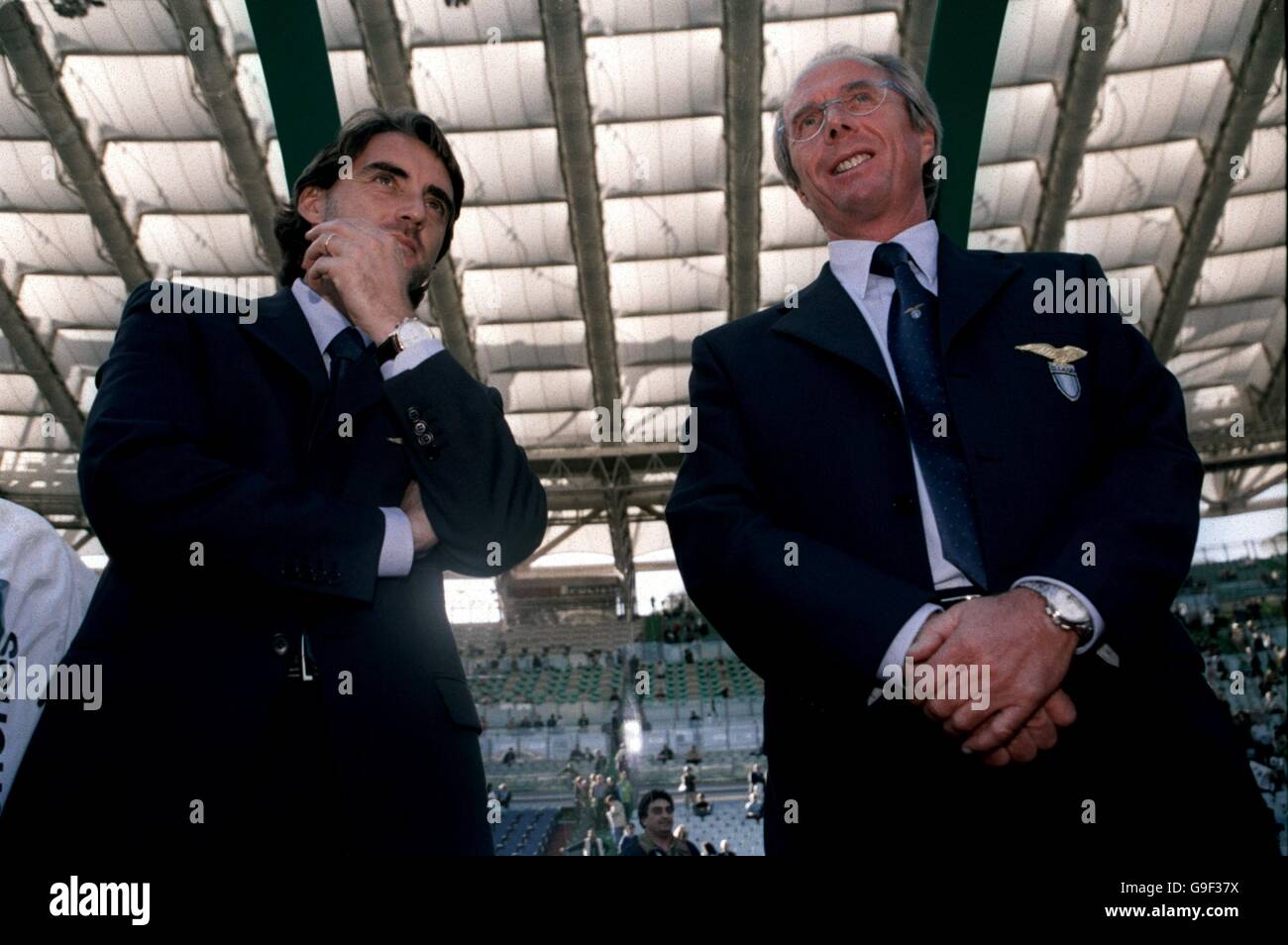 Direttore del New England, e allenatore laziale, Sven Goran Eriksson (r) guarda con il suo assistente Roberto Mancini (l) Foto Stock