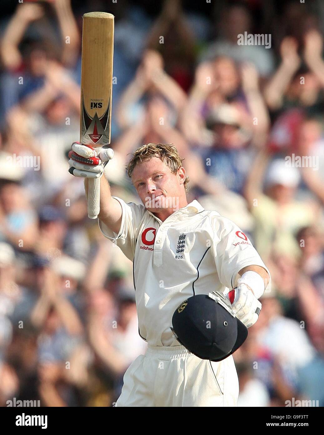 Ian Bell in Inghilterra celebra il fatto di fare un secolo contro il Pakistan durante il secondo giorno della seconda partita di prova npower a Old Trafford, Manchester. Foto Stock