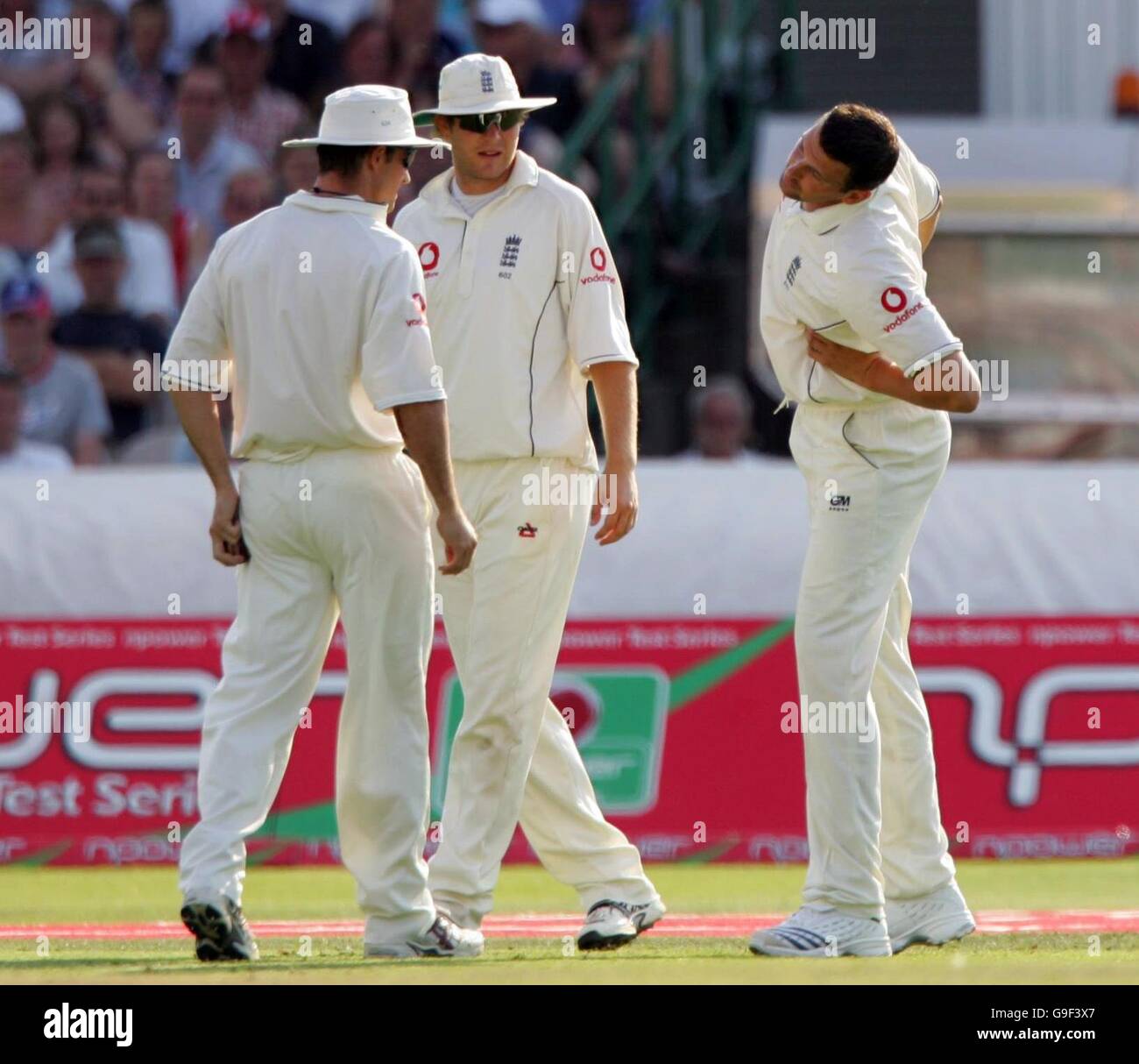 Steve Harmison (a destra) in Inghilterra in Pain with Side strain ha causato il bowling la sua prima palla parla con un interessato Matthew Hoggard e il capitano Andrew Strauss (a sinistra) durante il secondo giorno del secondo npower Test match a Old Trafford, Manchester. Foto Stock