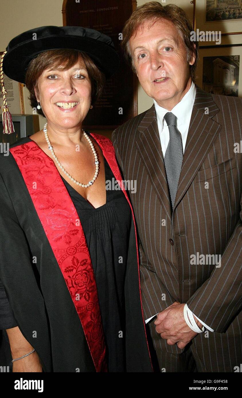 L'ex Beatle Sir Paul McCartney si trova ieri con Lynda Bellingham durante una visita alla sua Fame School a Liverpool, dove è stato visto non indossare un anello di nozze. Foto Stock