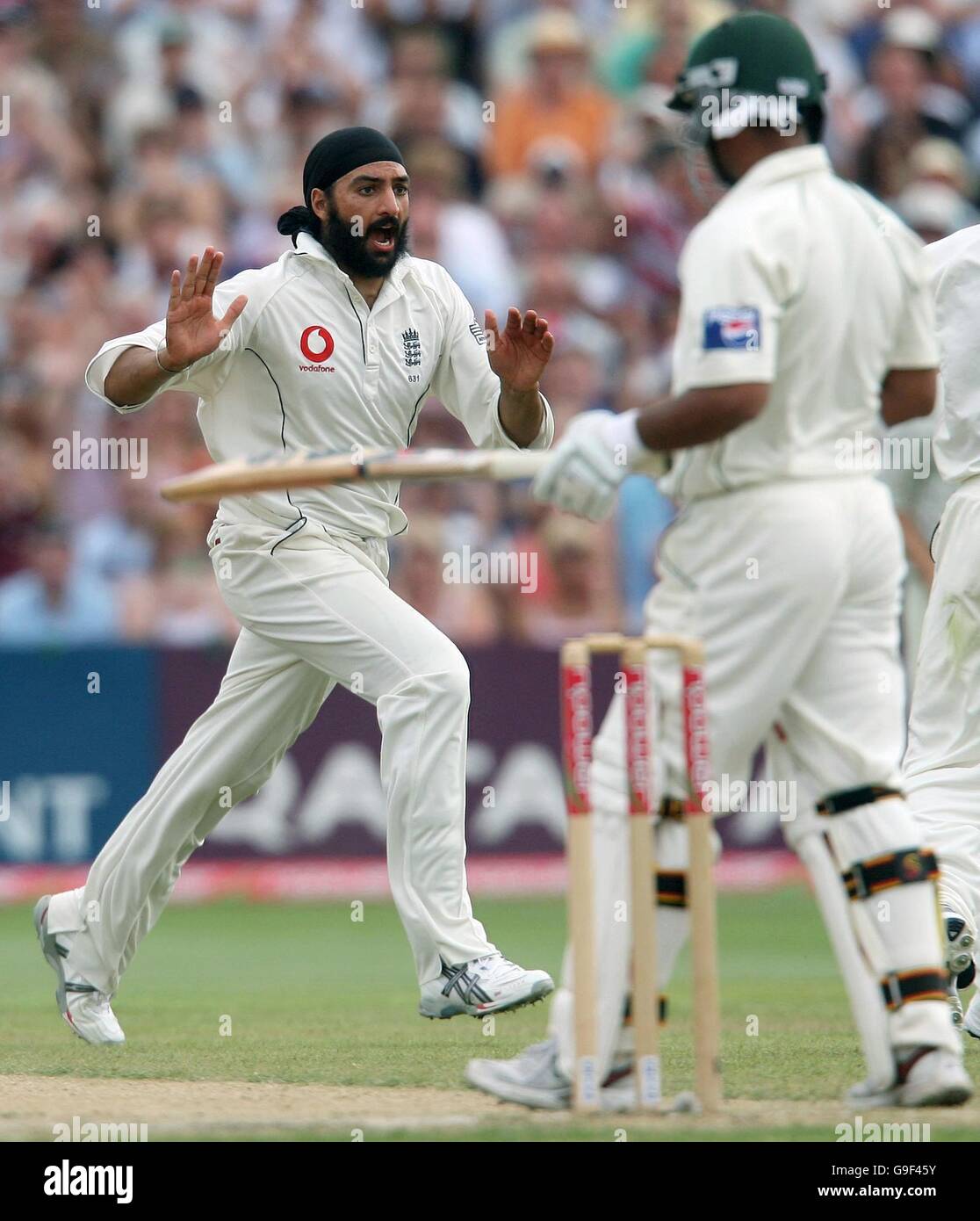 Il Monty Panesar dell'Inghilterra festeggia il lancio del wicket di Imran Farhat in Pakistan durante il terzo giorno della seconda partita di Npower Test a Old Trafford, Manchester. Foto Stock