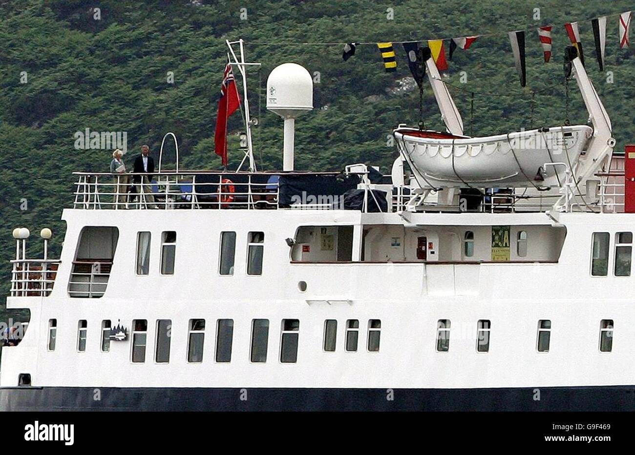 La Principessa Ebrida, con la Regina Elisabetta II, il Principe di Galles e la Duchessa di Cornovaglia (nella foto) a bordo, arriva a Stornoway alla fine della loro vacanza settimanale intorno alle Ebridi. Foto Stock