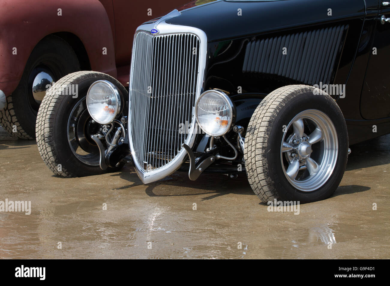 Classic American Automobile riprese durante un'auto d'epoca visualizzare tenutasi a Pendine, Pembrokeshire, Galles. Questa vettura è basso rispetto al suolo. Foto Stock