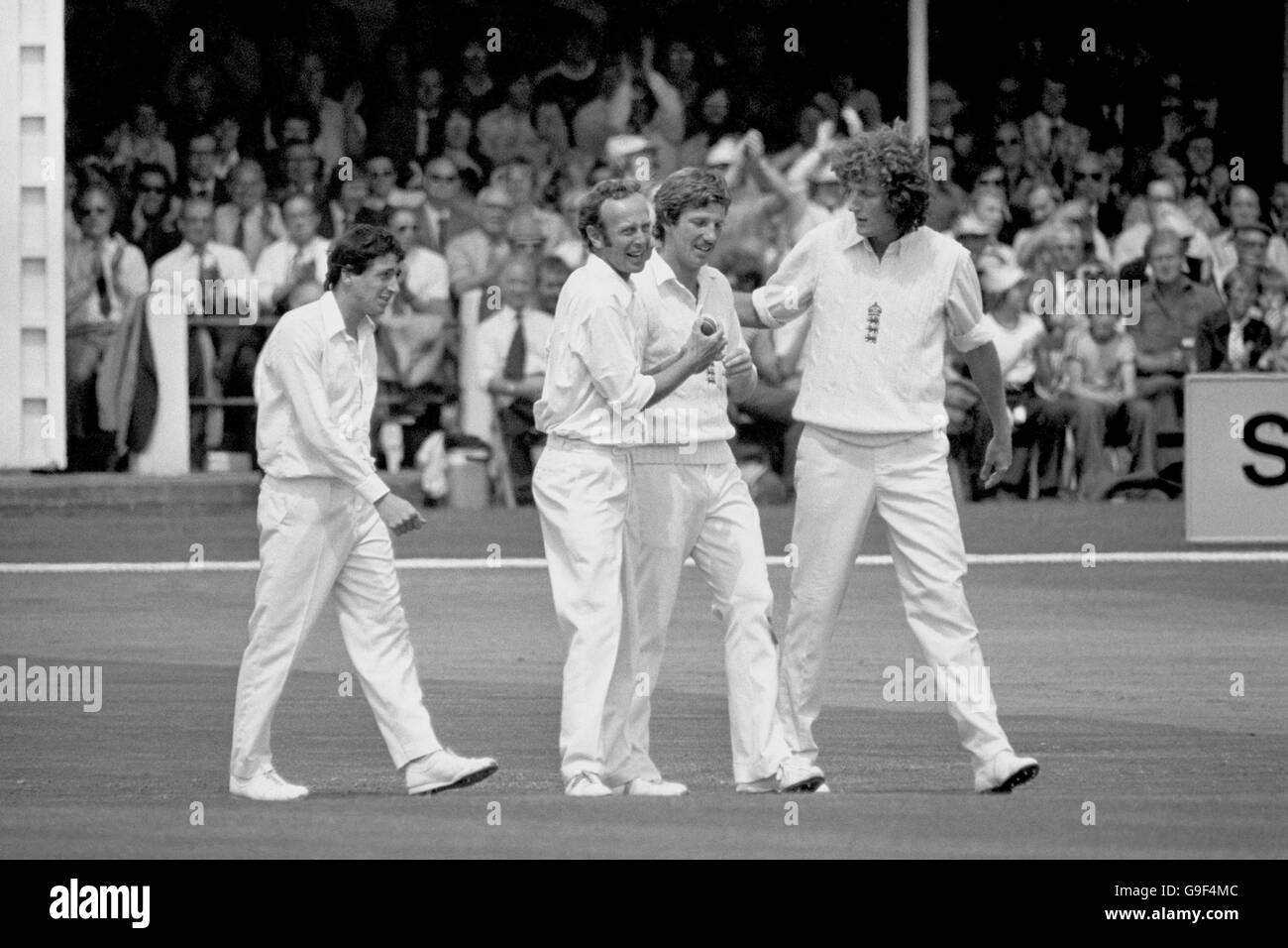 In Inghilterra Derek Randall (l), Derek Underwood (seconda l) e Bob Willis (r) si congratulano con 'New Boy' Ian Botham (seconda r) per aver preso la cattura che ha licenziato l'australiano Ian Davis (non in foto). Botham ha preso tre wickets per l'Inghilterra al suo debutto di prova. Foto Stock